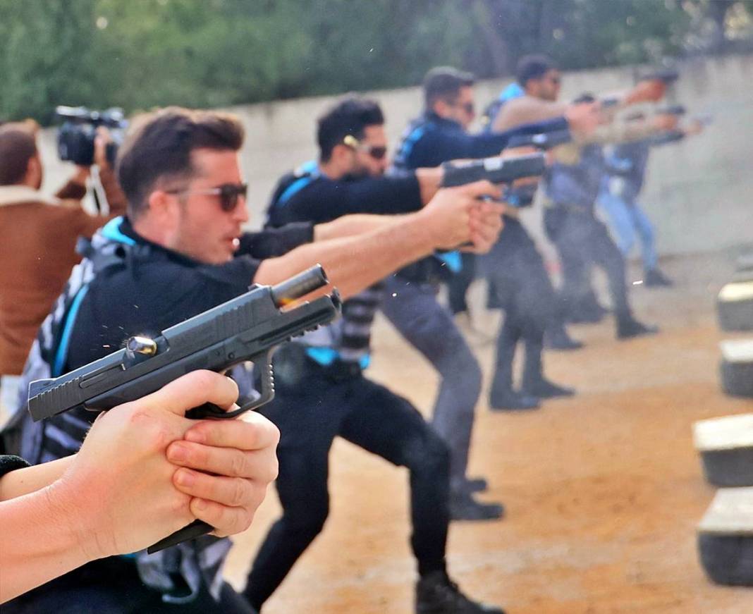 Yerli Lara Croft, karanlıkta hedefi 12'den vuruyor! Polis eğitmeni Nisa Aydın'ın müdahale teknikleri nefesleri kesiyor 23